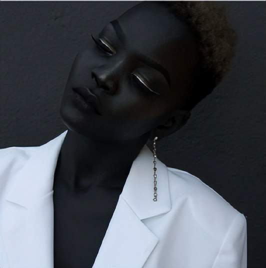 世界最黑女模特:从难民营走上t型台,连黑人都嘲笑她的肤色_尼亚金