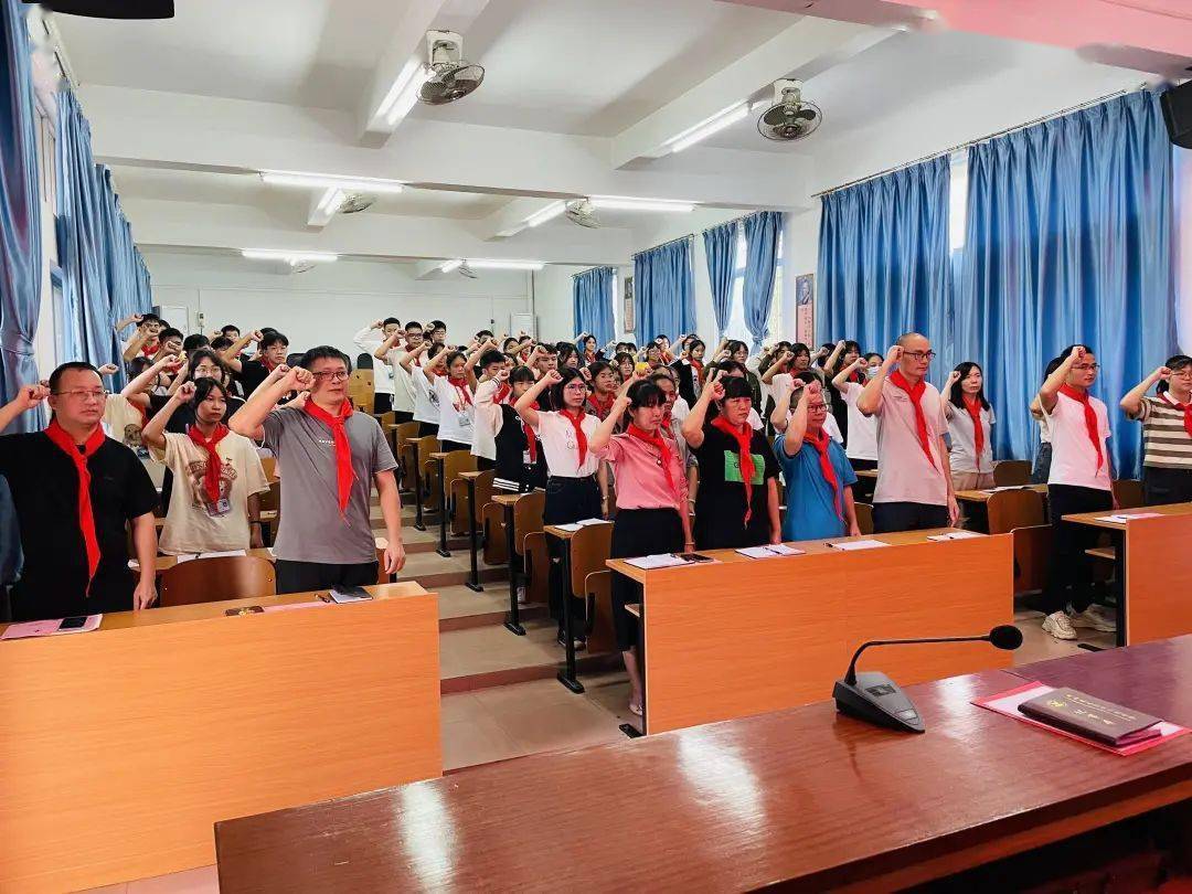 【文明校园】新兴县车岗镇初级中学第三次少代会顺利召开_少先队员