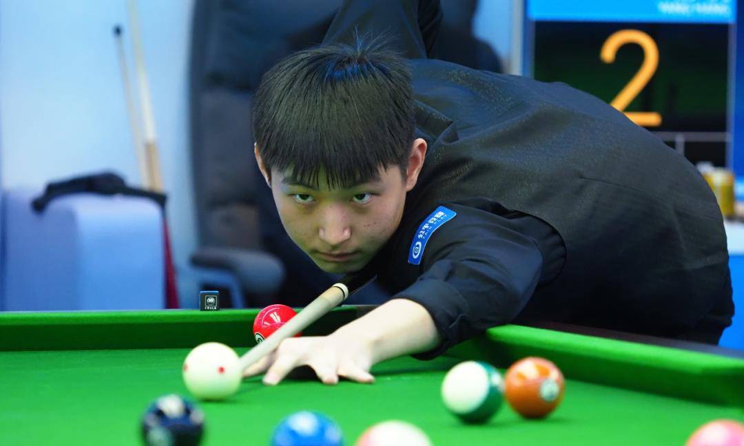 开局闫冠杰打出1炸2接,以4:0的比分暂时领跑比赛.