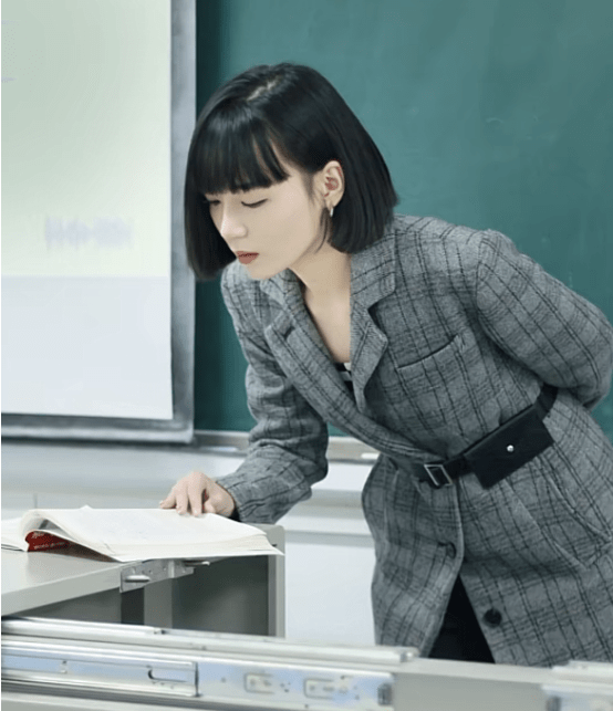 美术老师走红,侧脸好似"丽颖",可网友发现:这是"讲台媛"_工作_学科