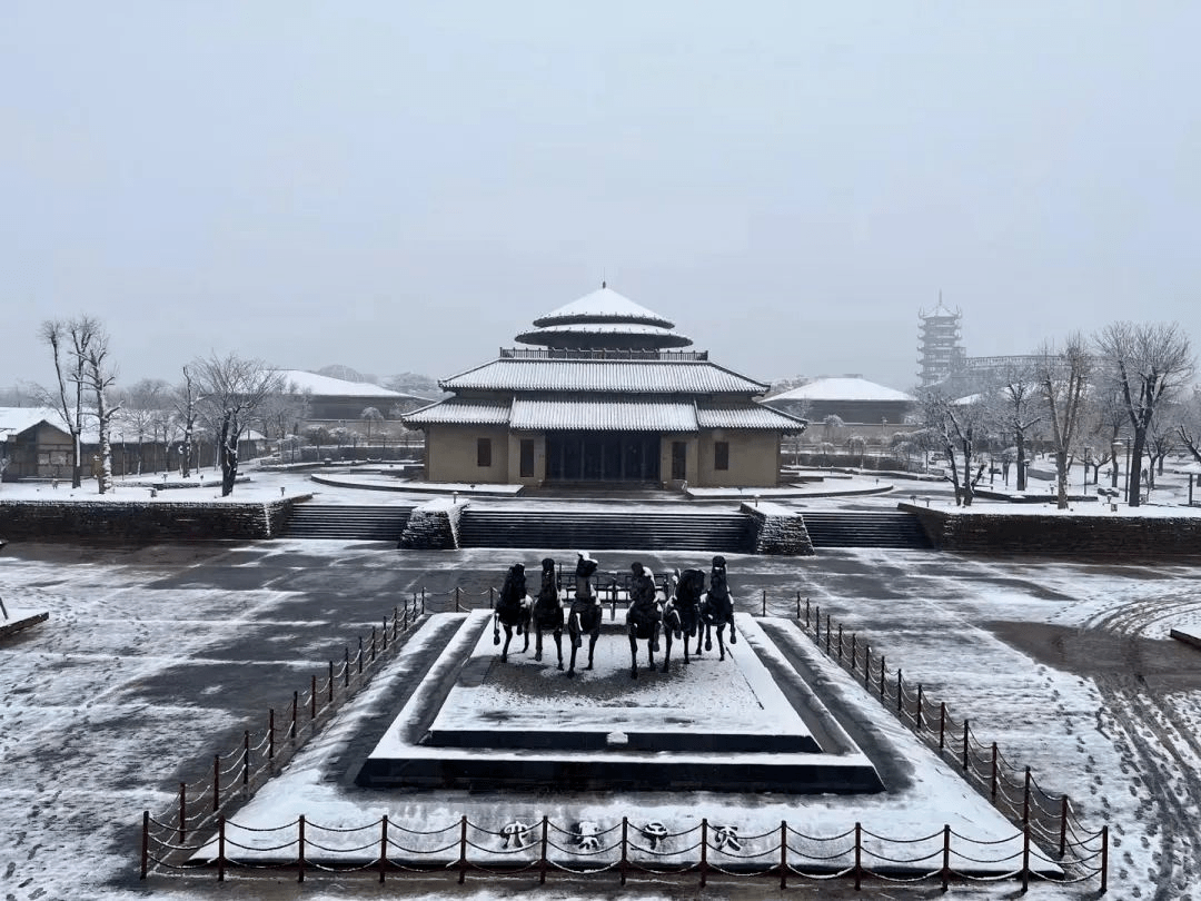 初雪!终于等到你,雪落岐山_雪花_景区_宁静