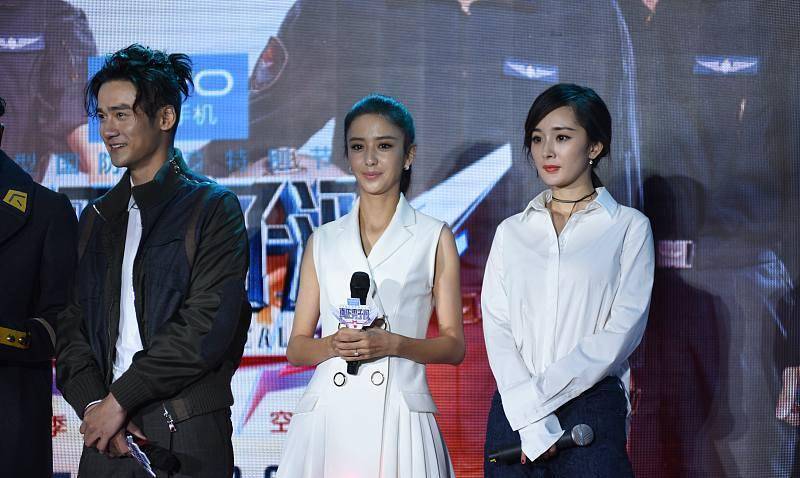 佟丽娅和杨幂气质挺像的,穿白色短袖的时候都很温柔,颜值太精致_服装