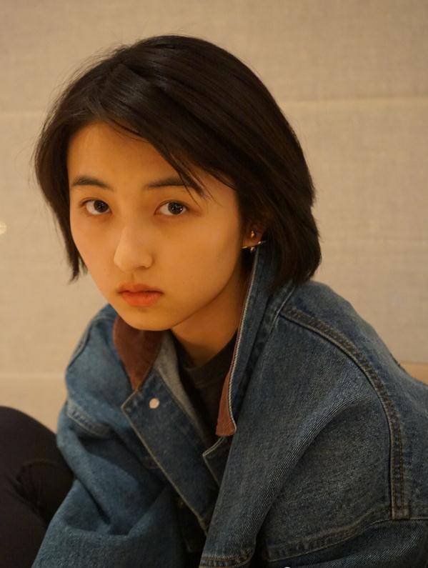 都在关注张子枫的皮肤,我却被她的耳钉吸引,又乖又酷的个性太飒了