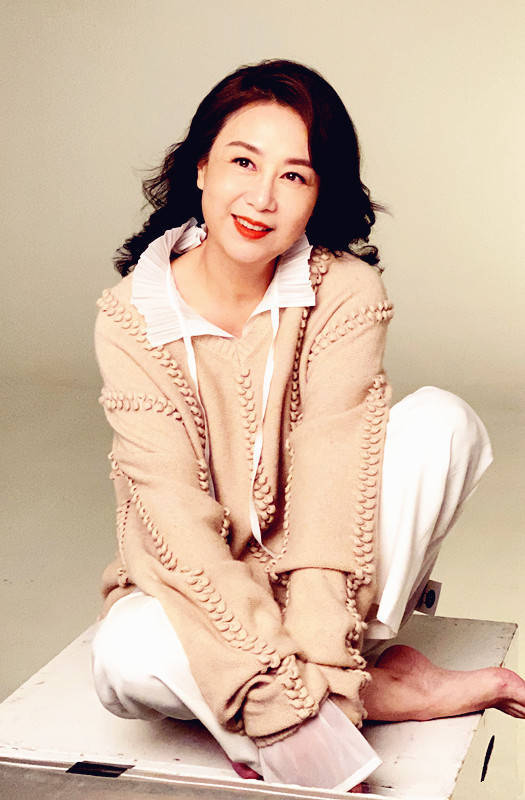 又被吴玉芳的穿搭圈粉,60岁女人的混搭模板,照着穿你也时髦