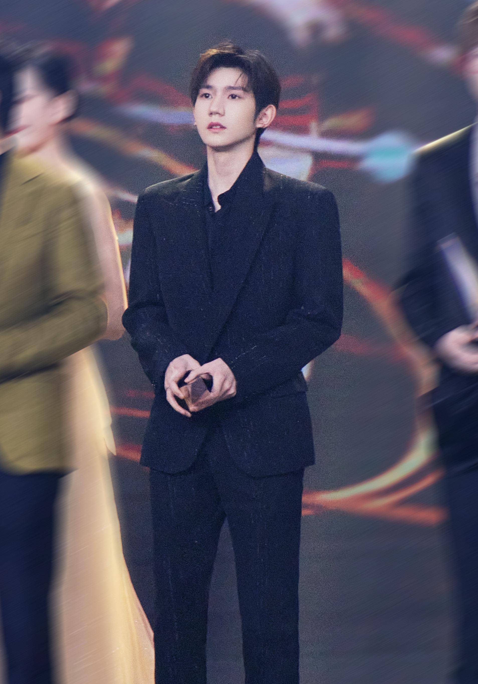 王源豪门贵公子即视感,黑色亮丝条纹西装太精致,女明星成背景板_手机