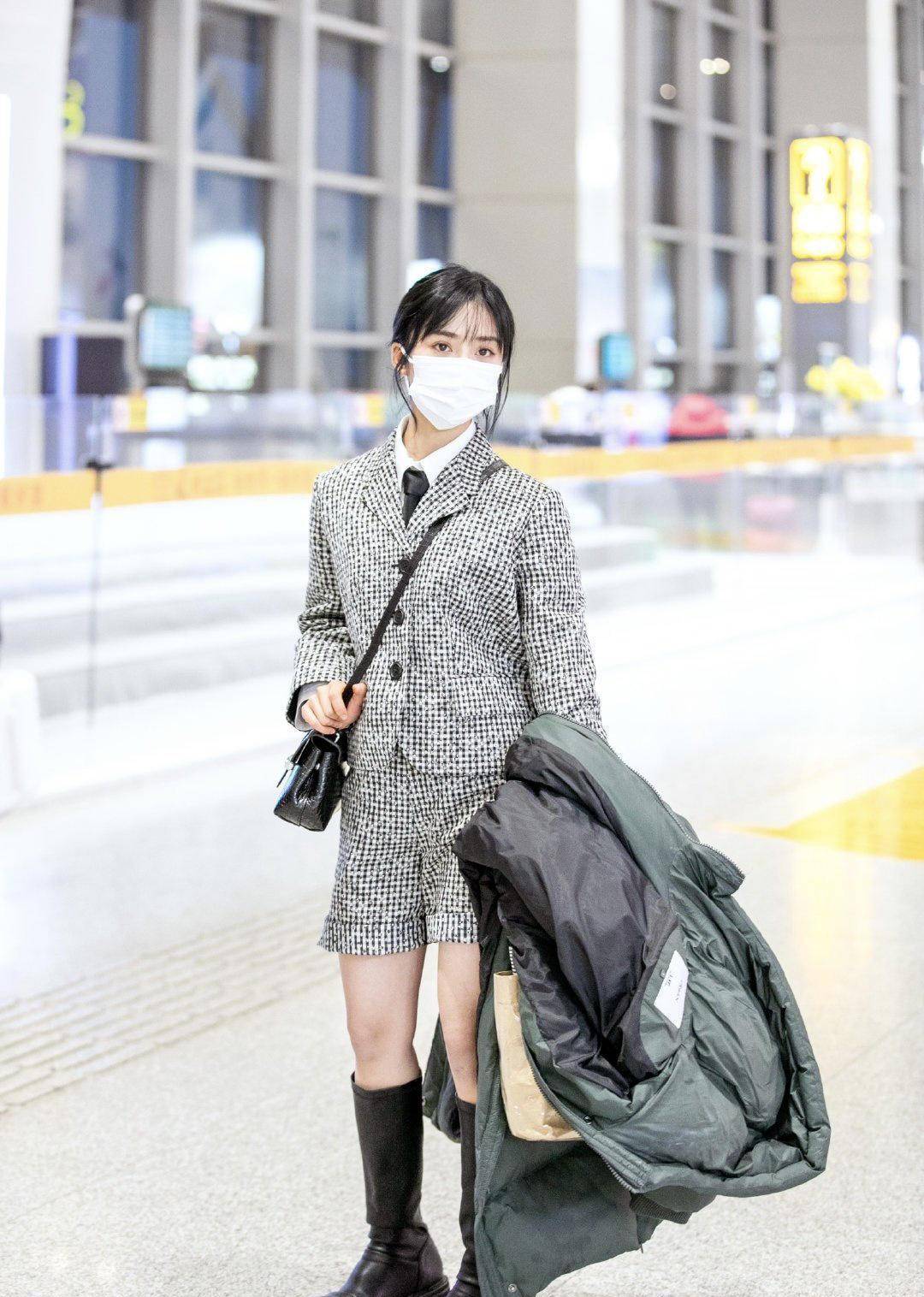 沈月最近机场私服四套,是那个甜美系女生没错,清纯又活泼_造型_时尚