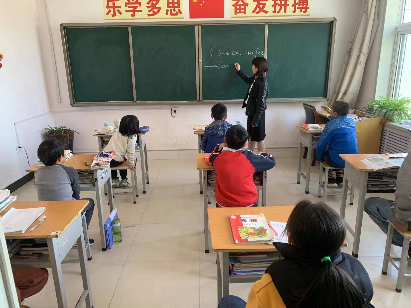 世界艾滋病日|专访红丝带学校校长郭小平:更多感染儿童应得到帮助