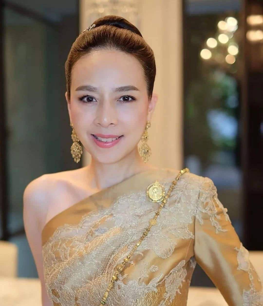 家庭都经营得很出色,本人也越活越年轻,今年56岁的伍伦盼颜值丝毫不输