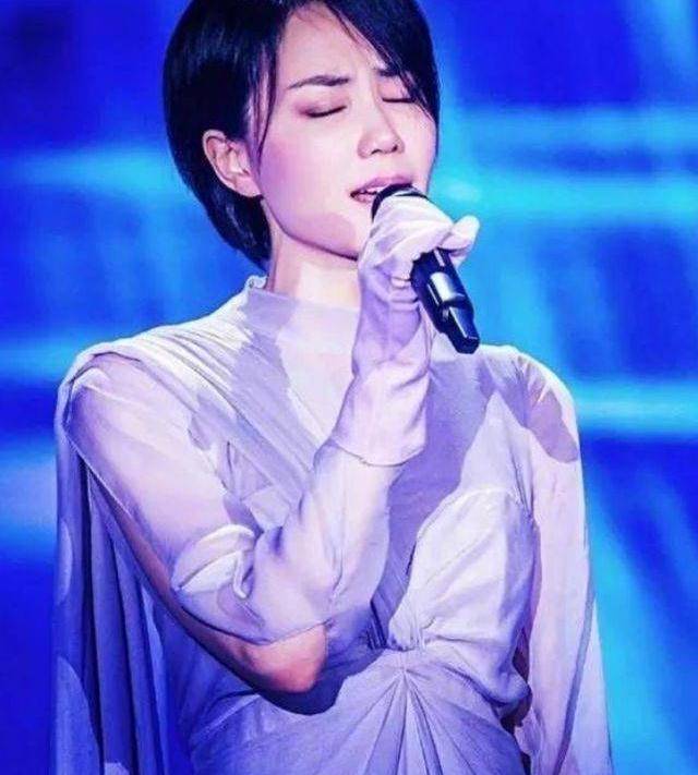 王菲旧照引热议,"猪鼻子"看不到美感,这种长相为何会被称神颜_时尚