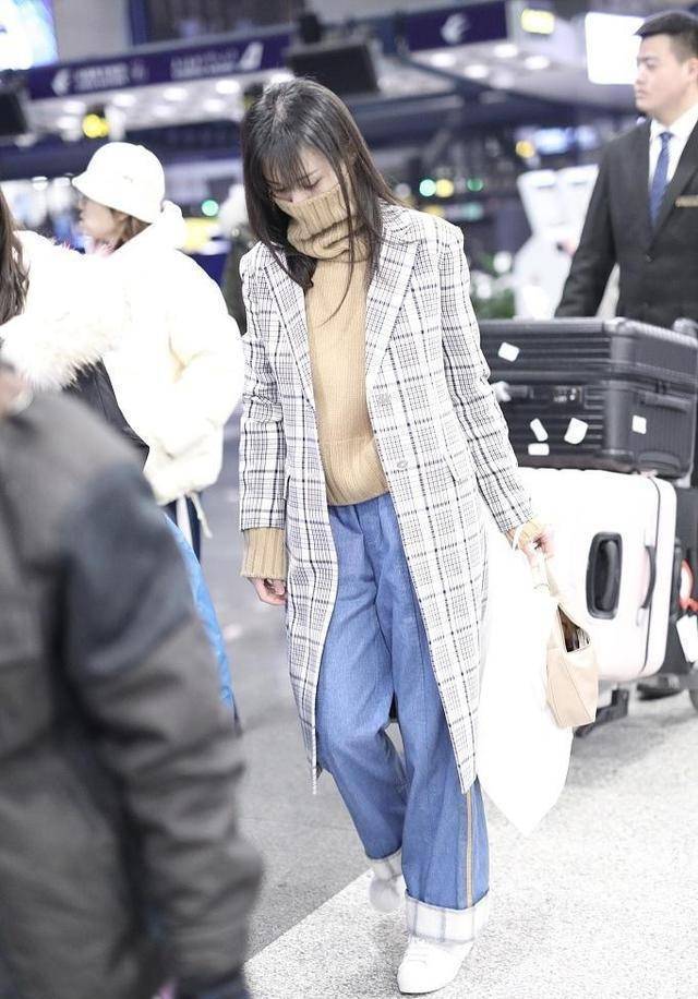 林允儿机场私服,格纹大衣搭配马丁靴,元气满满,又是新闻图即画报的