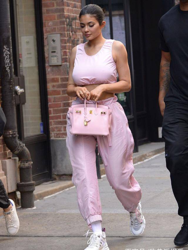 凯莉詹娜一身粉色运动装出门,她打扮时尚,走路气场十足!