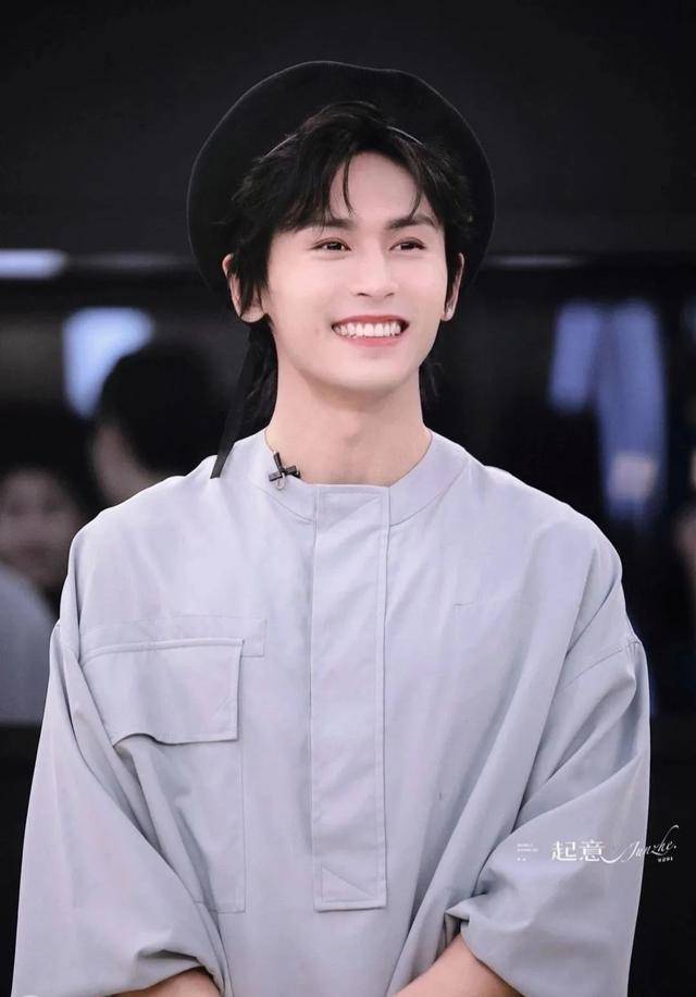 4.张哲瀚已经通过某大花的帮助很成功地打入了娱乐圈演艺的核心层.