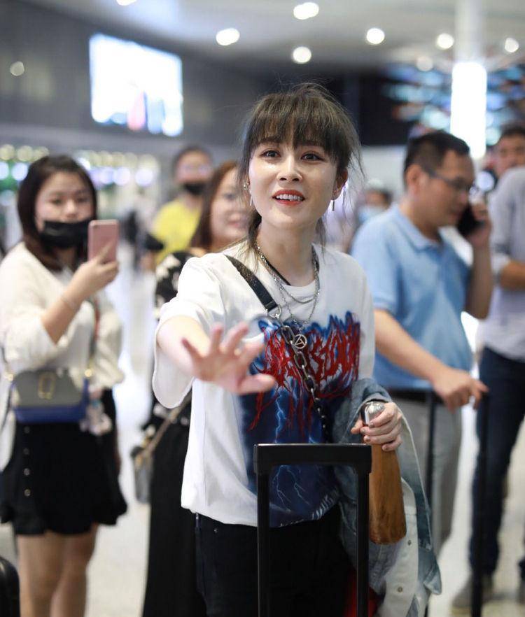 红极一时,今紧身裤秀美腿,看到脸网友表示不敢认_造型_厉娜_外套