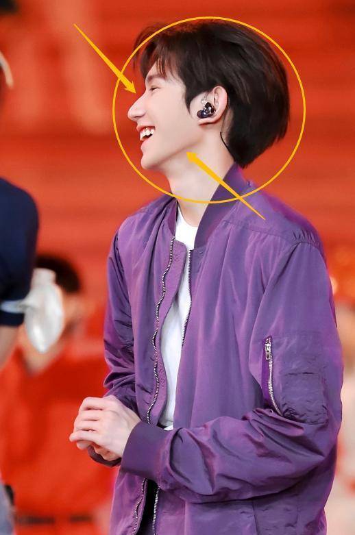 王源文艺汇演直拍生图,紫薯精造型可爱,浓妆下少了点少年感_活动_感觉