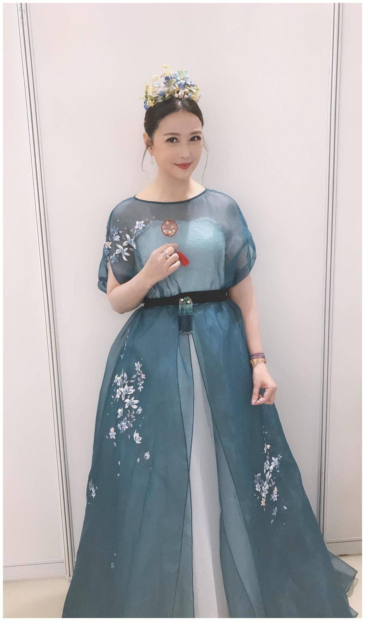 周海媚不显老,盘发造型配印花连衣裙高贵优雅,依旧女神范儿十足_设计