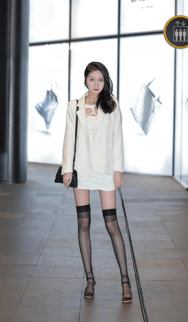 马丁靴和丝袜,时髦洋气显身材,提升时尚品味和高级感 _时尚_舞儿网