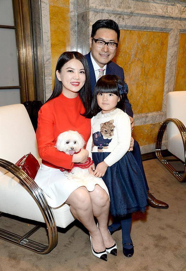 李湘一家三口同游伦敦好温馨,王诗龄大长腿跟爸爸有得一拼_王岳伦