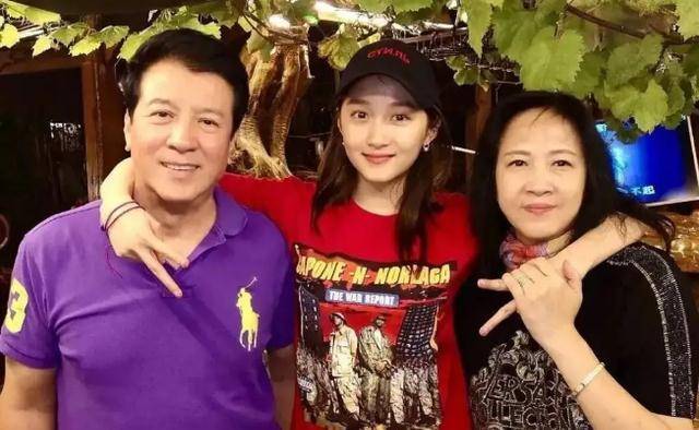 6年前关晓彤亲姐姐去世,全家却无动于衷,当年到底发生了什么?