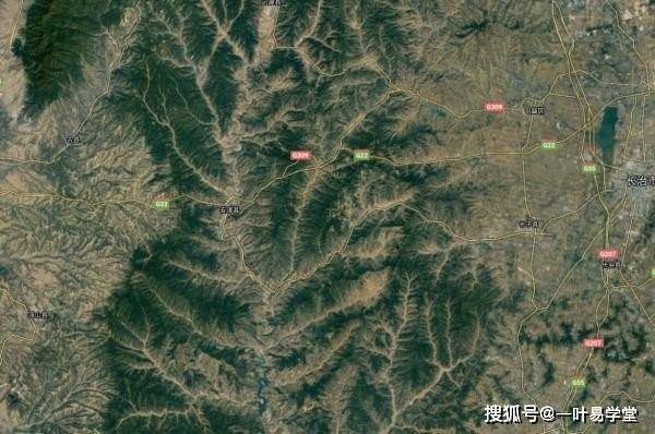 5,去山小而无迎者,气将欲伏,其结穴于近处,去山大有迎者,气正发其穴必