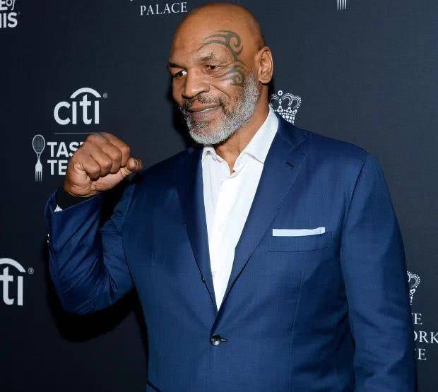 53岁泰森重返擂台!参加摔角大赛,霸气脱衣吓跑wwe传奇_训练_观众_对手