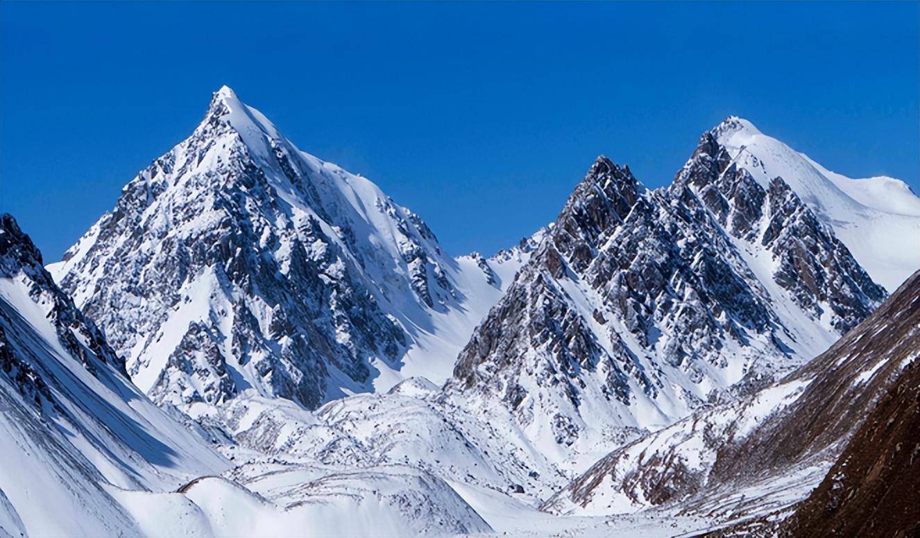 8月份肃南巴尔斯雪山图片