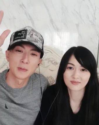 同时,林丽莹偷偷陪伴吴尊并且看电视学中文的时长,与吴尊将2004年结婚