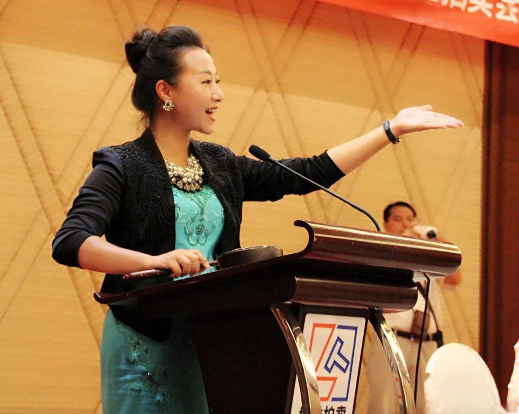 张怡丨身兼玲珑,舌绽莲花._行业_拍卖_贵州