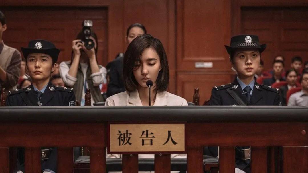 随着两人继续调查,一桩尘封多年的旧案也被挖出,于是一