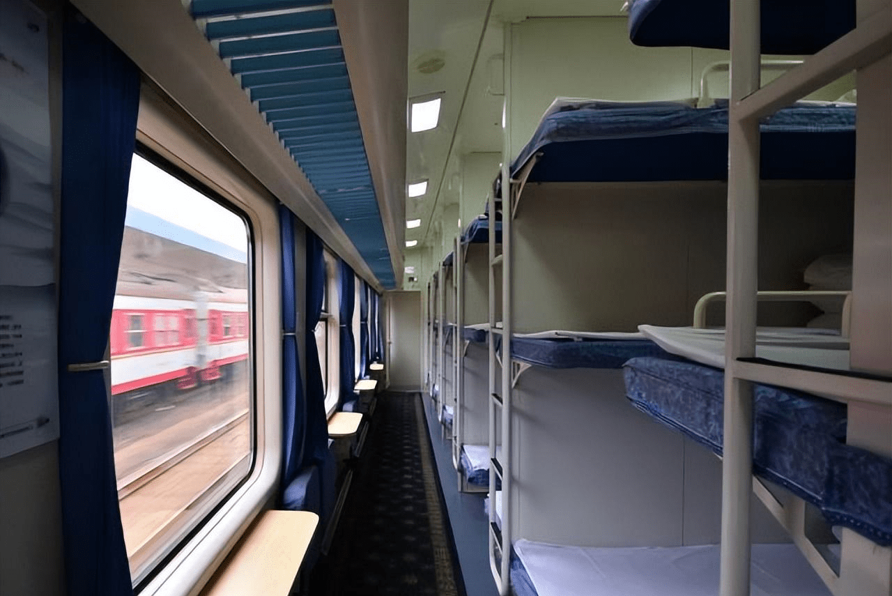 乘坐火车时,乘客员告诉你要何种睡姿_卧铺_过道_空调