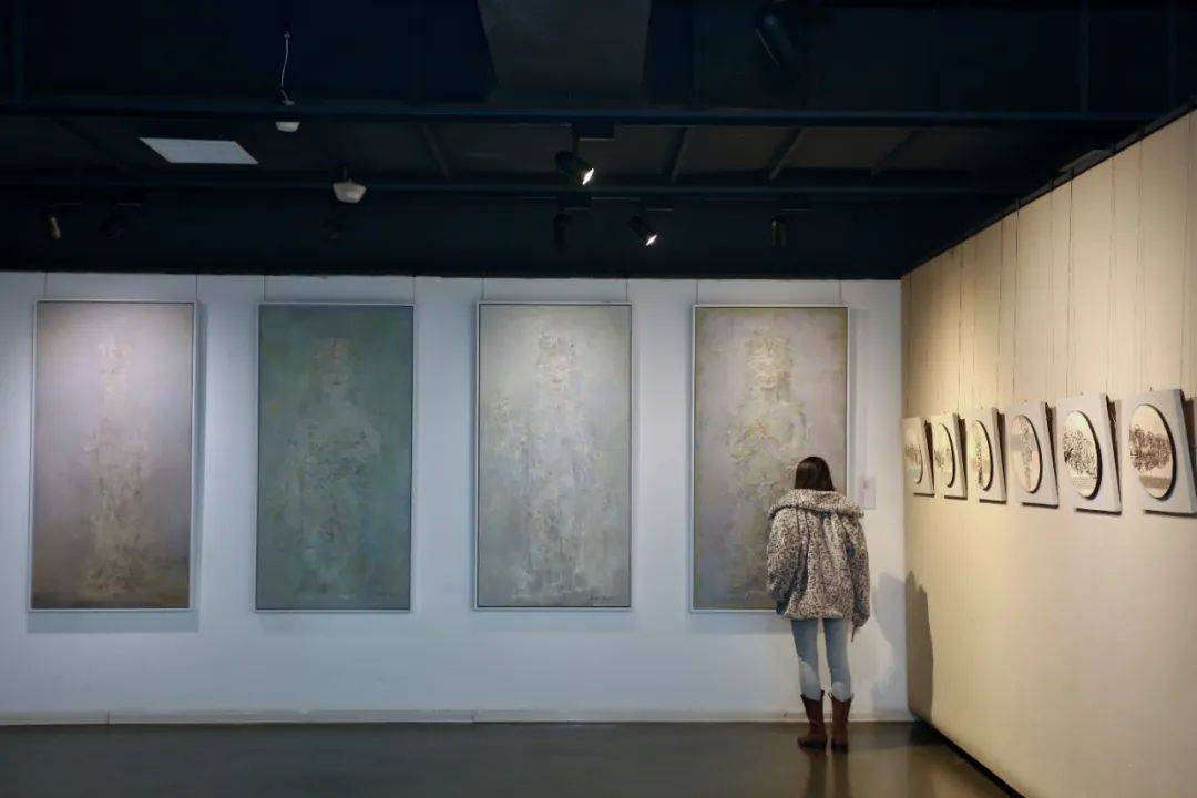 在展览现场霍春阳,周午生,吕铁元,霍岩与学生们在展览现场吕培桓,姜