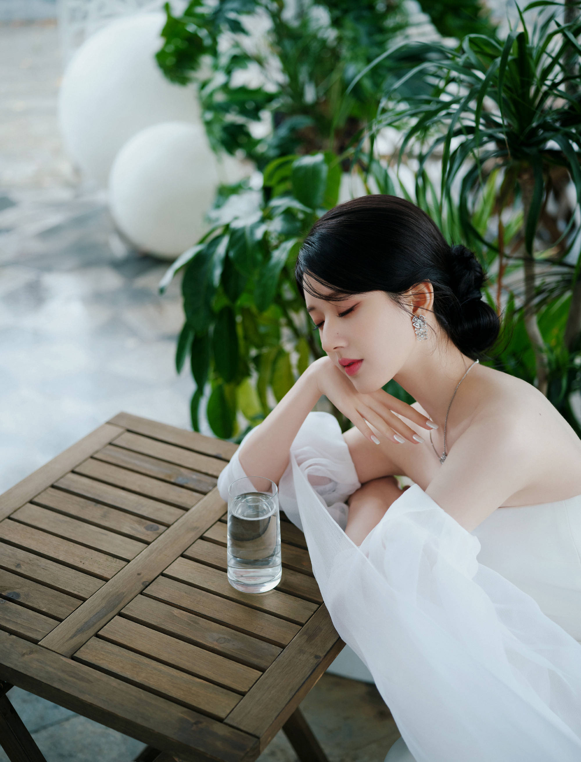 46岁刘敏涛穿肚兜似少女,金晨粉色硅胶性感爆表,关晓彤终于穿对啦