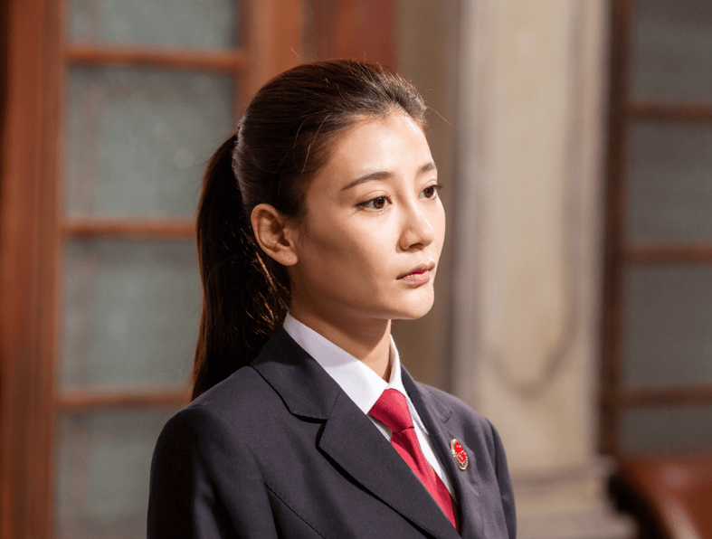 出演了电视剧《人命的名义》后,她才通过剧中"林华华"一角逐渐走红