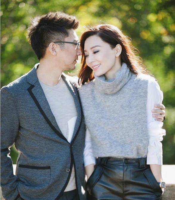 40岁陈数与胡兵合影像兄妹,深v装尽显女人味,与老公花式秀恩爱_生活