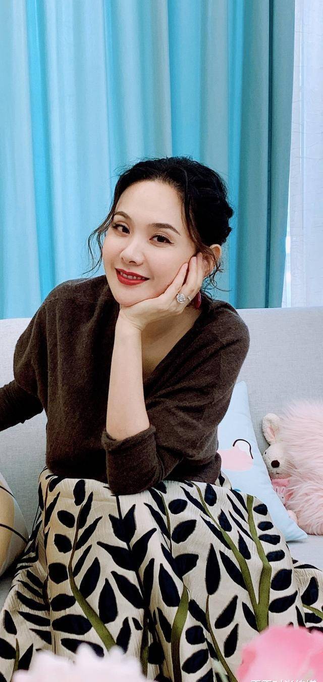 42岁的程丽莎依旧气质满满,不刻意装美,穿搭风格时尚又浪漫_大衣_驼色