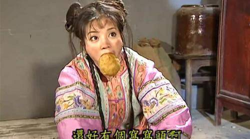 一直在棋社跟一个粗实丫头一样,做种种粗活,最气人的是"笑面虎"杜老板