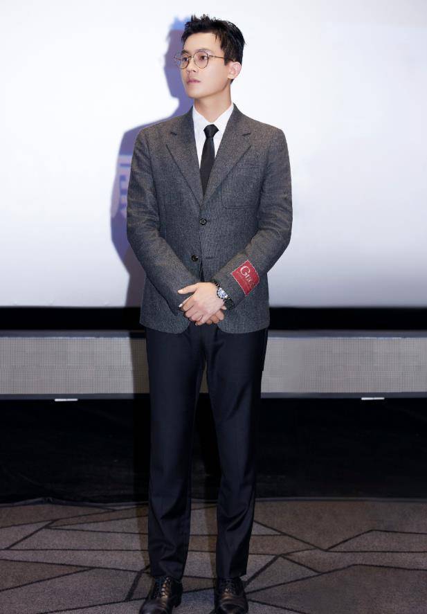 欧豪未受"资源咖"影响,《冰雪之名》开机,白t牛仔裤简约清爽_look