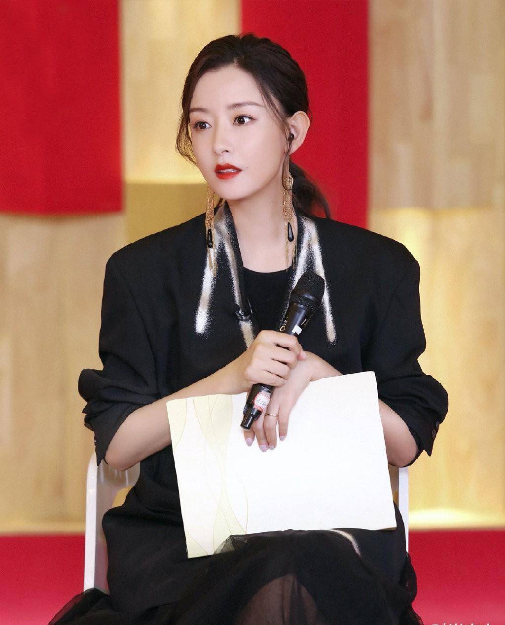 《下一站是幸福》中她是宋雪,今穿v领西装配黑色纱裙,霸气吸睛_时尚