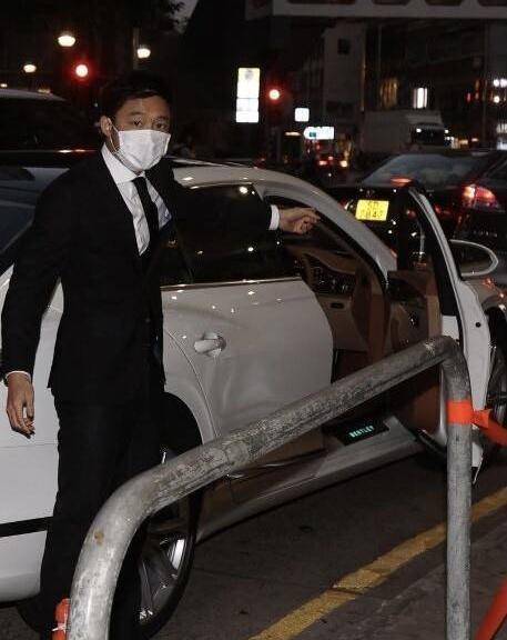 "豪门第一帅"霍启山,和父亲现身葬礼,一身黑西装像在拍电影_霍家