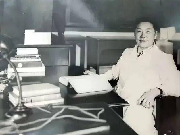 余先觉在美国加州理工学院武大教育发展基金会副理事长兼秘书长邓小梅