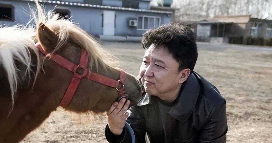 于谦50岁生日,郭德纲从新西兰花100万买了匹"汗血宝马"送给他_鸟笼