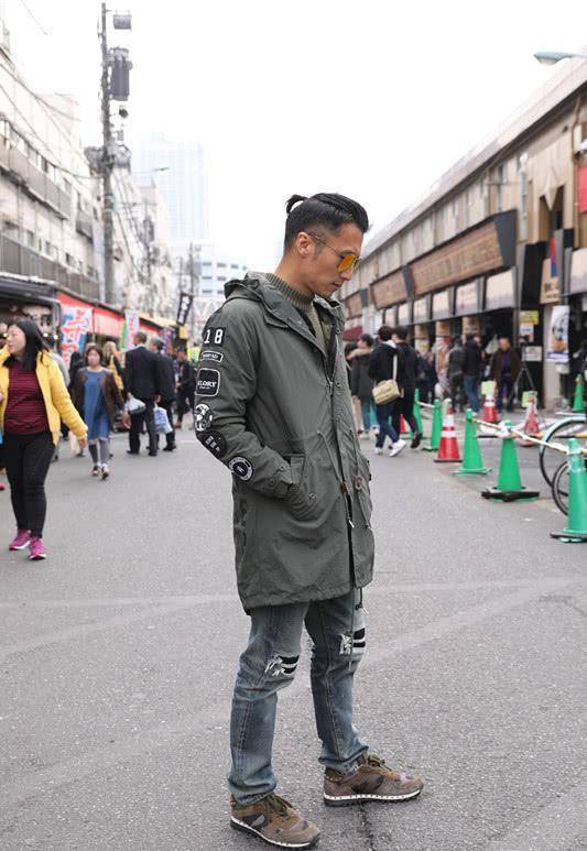 谢霆锋40岁潮味不减,穿高领针织衫搭破洞裤,帅气得很!