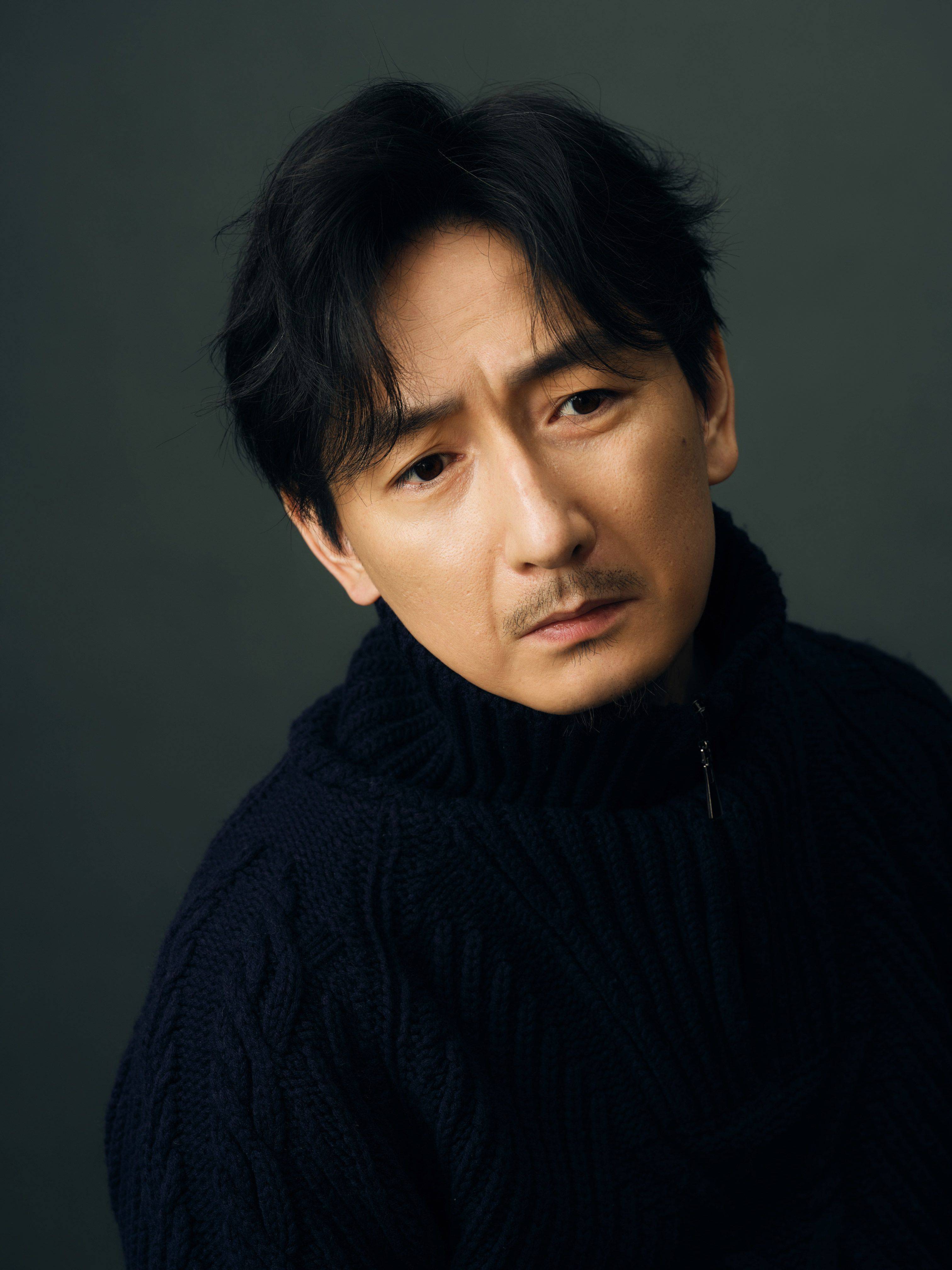 蒋中炜静默写真上线 深沉内敛眼眸诉说故事_电影_电视剧_梅花