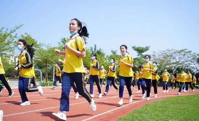 体育课4名小学生误穿裙装校服,体育老师惩其"脱裙"?_惩罚_孩子_穿着