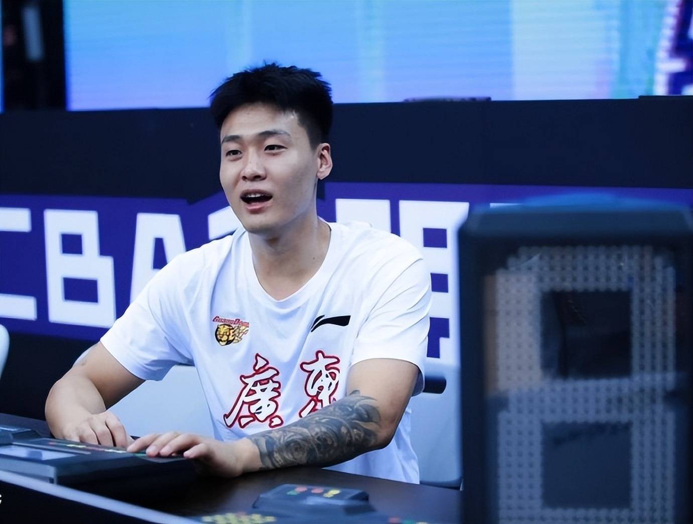 南区球员陪胡明轩练三分 赵睿客串现场主持 解说过程令人捧腹_决赛_三