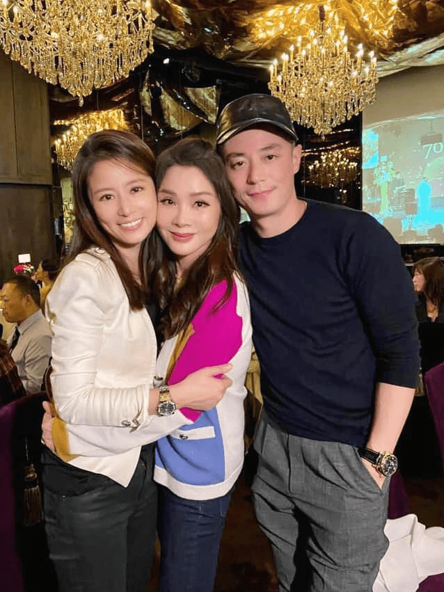 林心如妈妈太自信!71岁穿蓬蓬公主裙还露肩,比女儿还像个明星!