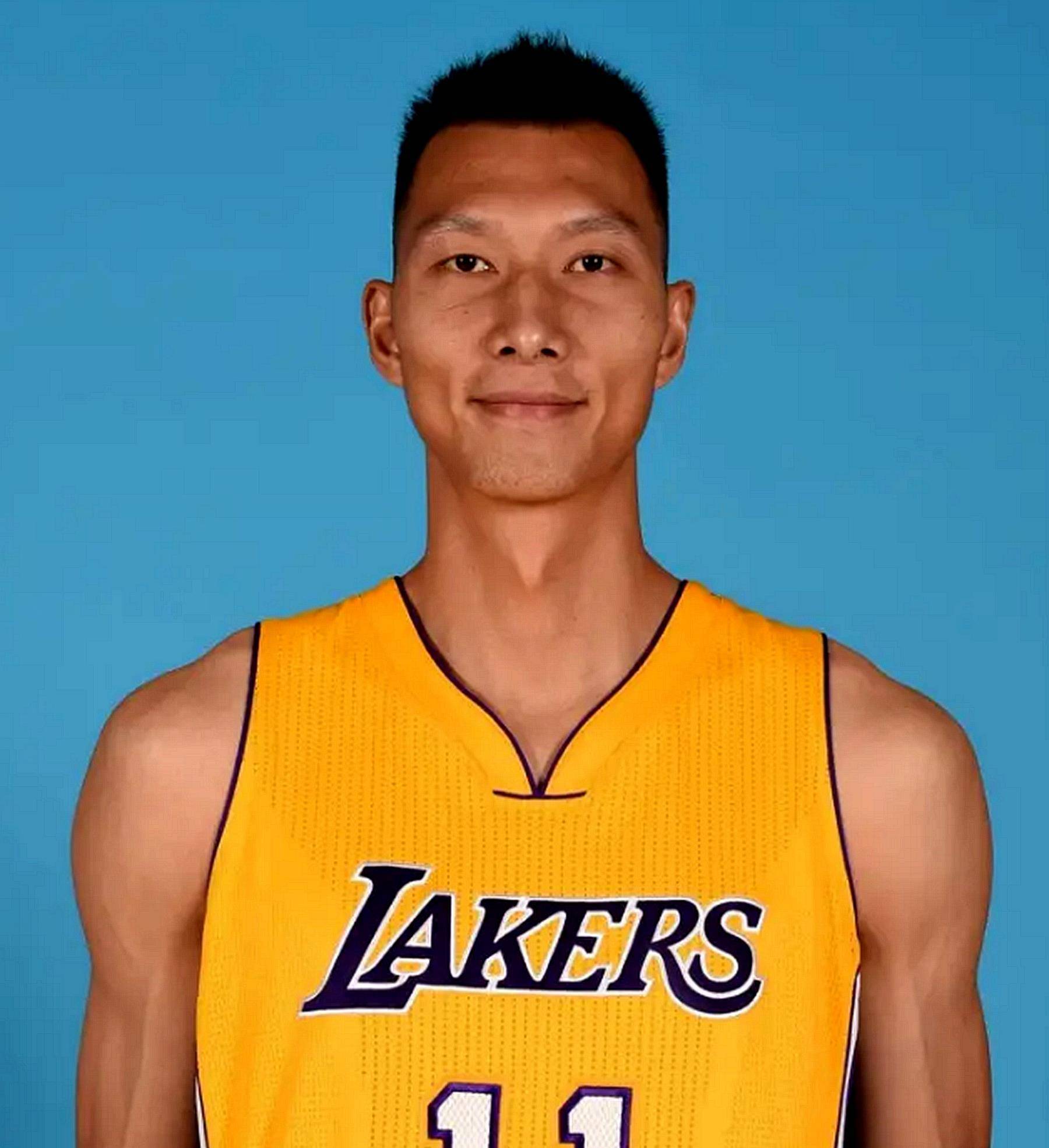 新秀合同结束后,易建联与小牛签约,那个赛季仅出战30场,表现萎靡,到期