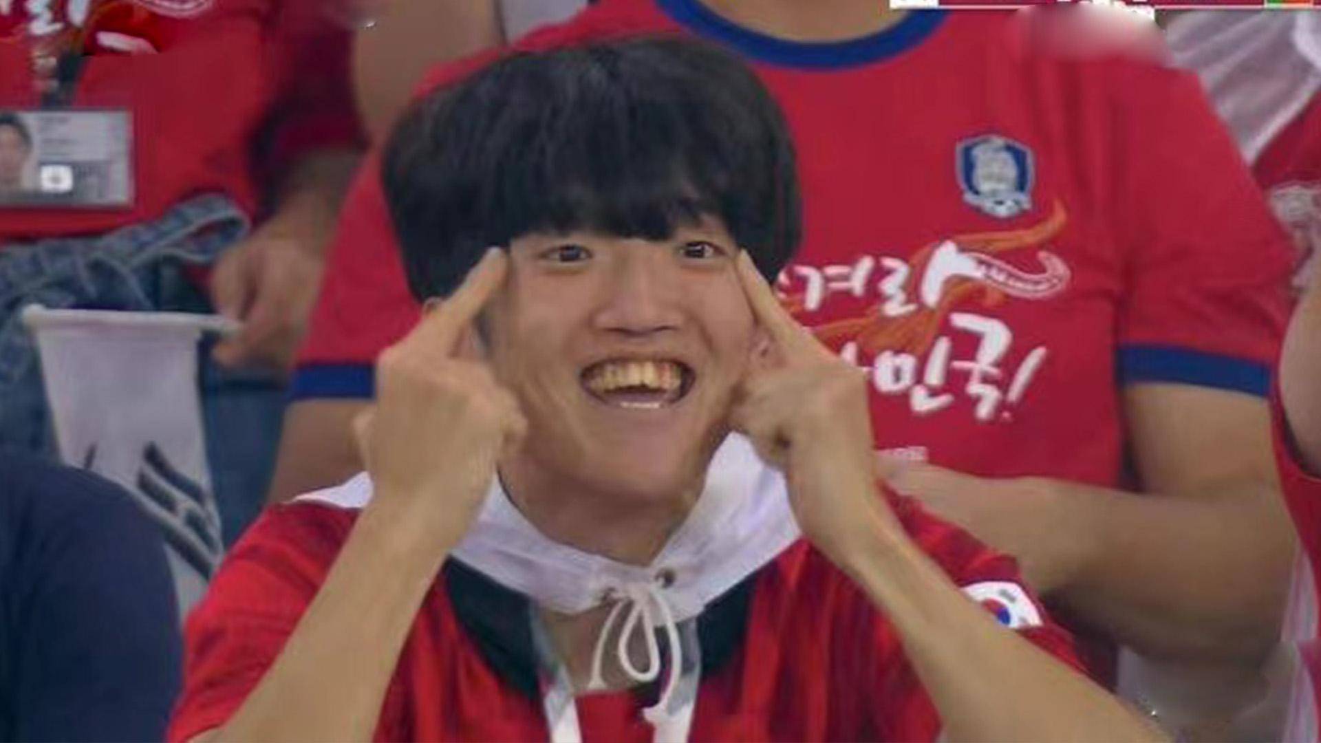 韩国晋级惹争议,韩球迷疑做眯眯眼歧视动作,国际足联或驱逐追罚