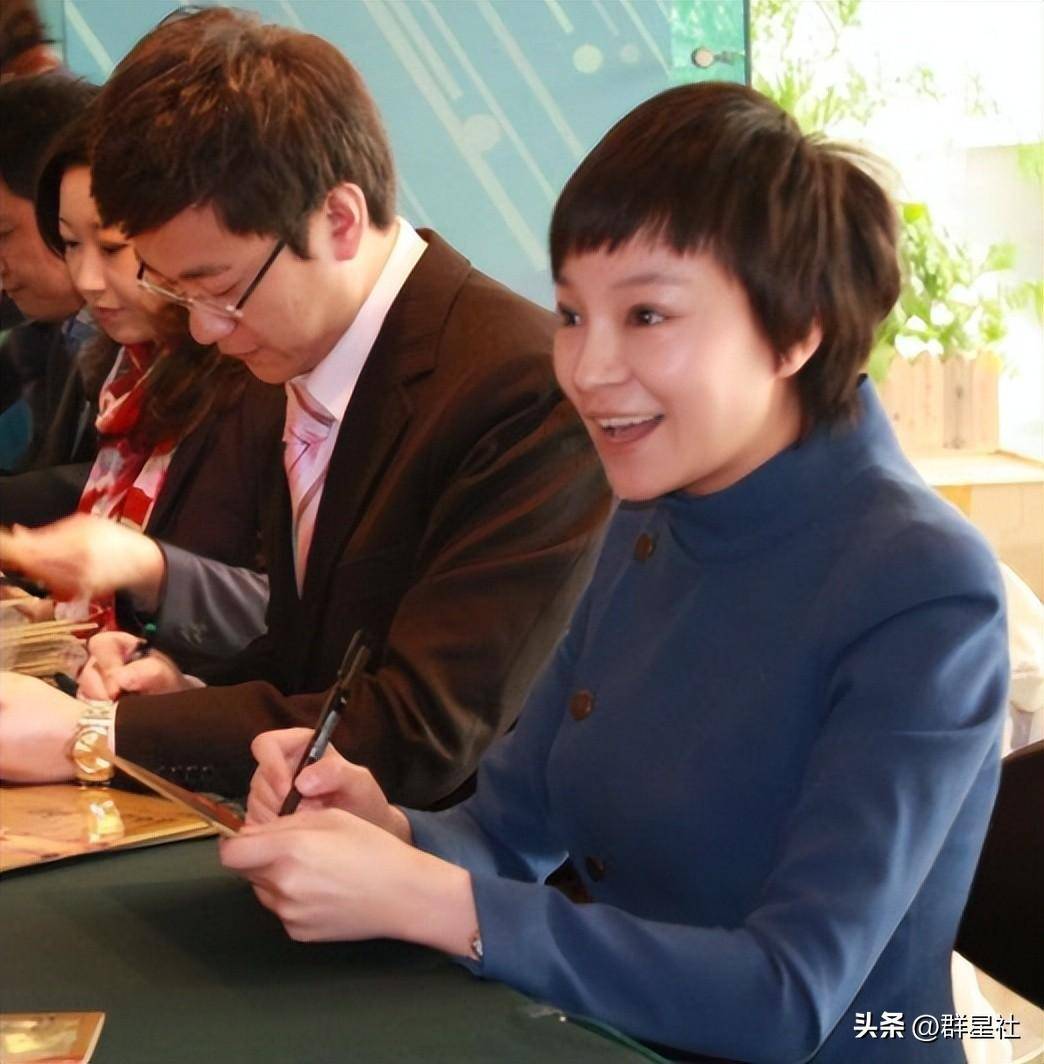 王蓝一:当过月薪500导游,撞脸董卿搭档宋英杰,婚姻低调有一女