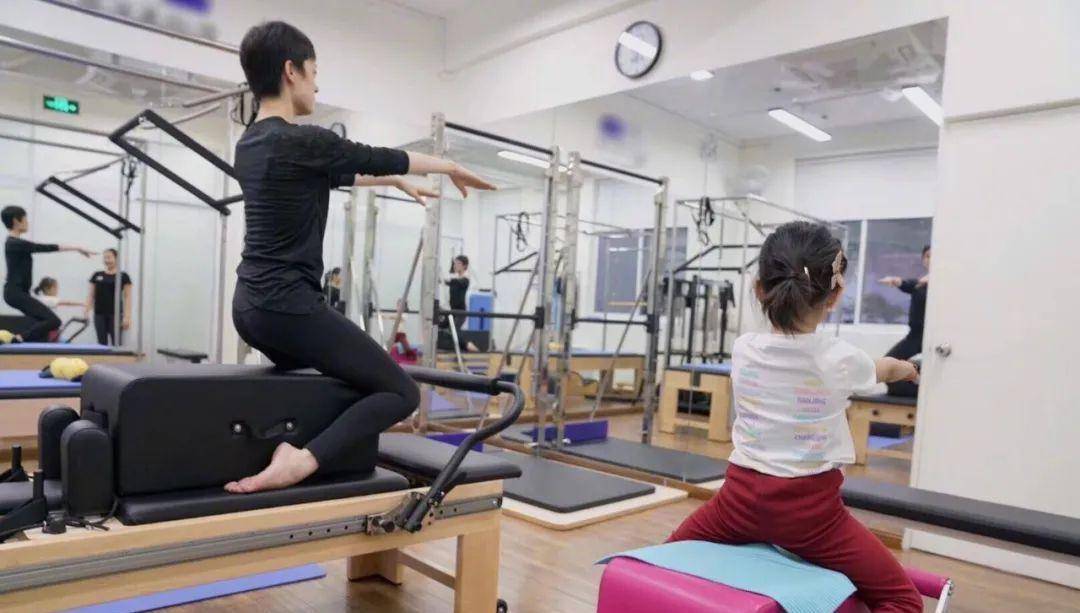 孙俪挑战贴墙蹲,对镜子做动作秀出凹凸有致身材,身材让人羡慕_平台