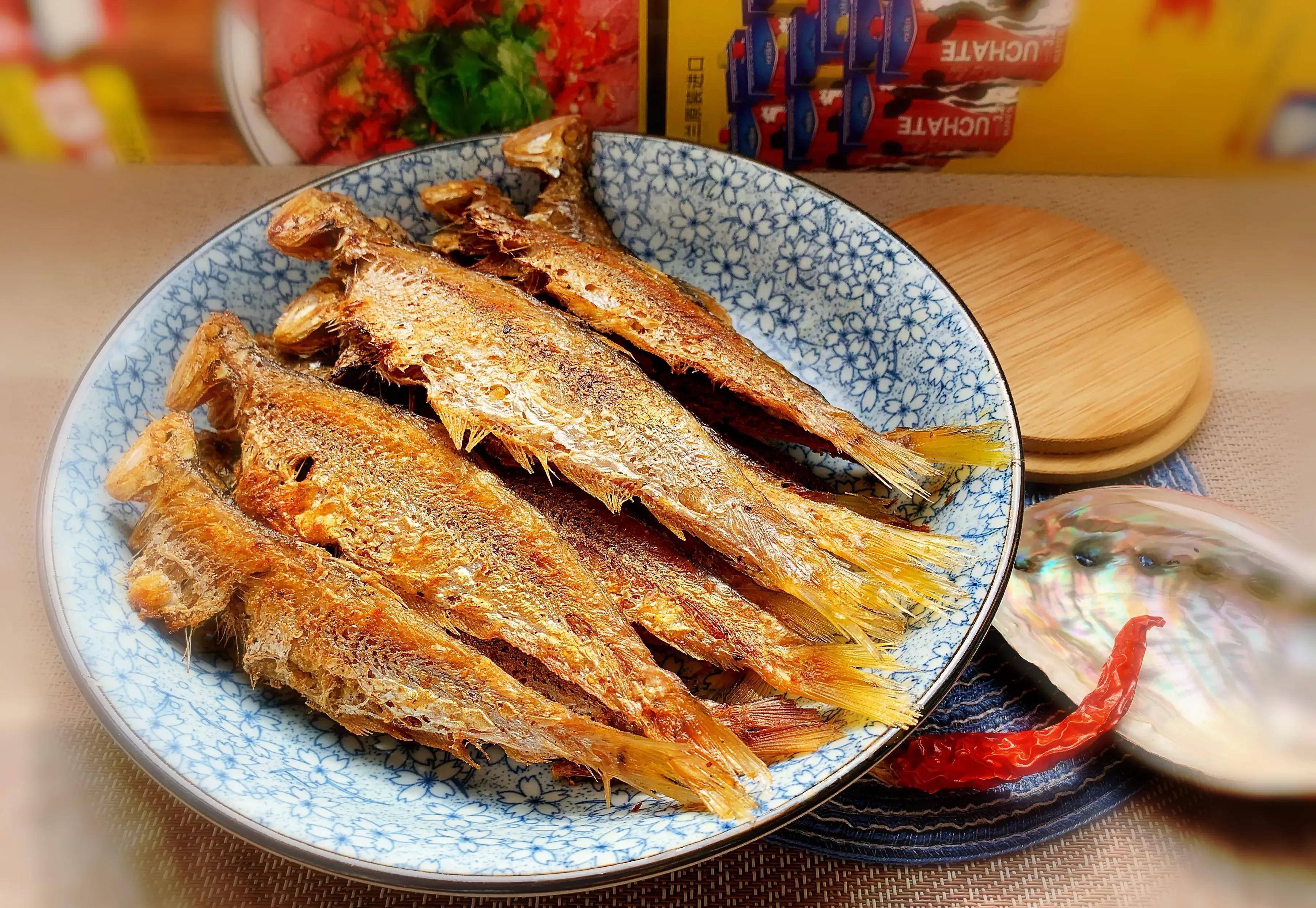 天凉了,这种小鱼特便宜,用油煎一煎,焦香酥脆,摊上鸡蛋更美味_子鱼